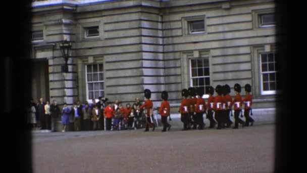Guardias es vigilado por muchos en el castillo de Windsor — Vídeos de Stock