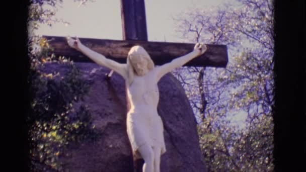 Jesus pregado a uma grande cruz de madeira — Vídeo de Stock