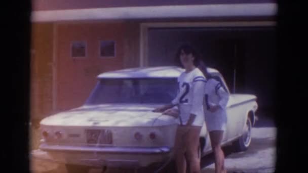 Chicas lavando un coche viejo — Vídeos de Stock