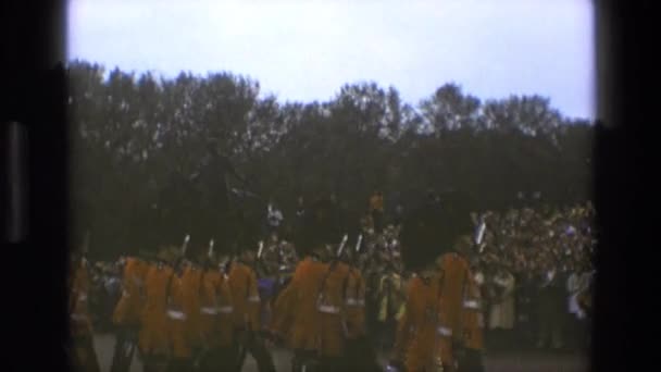 Британская гвардия марширует в ряд — стоковое видео
