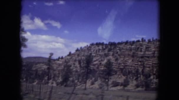 Скальная гора видна из машины — стоковое видео
