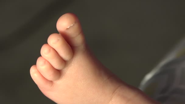 Un pie de bebé — Vídeo de stock