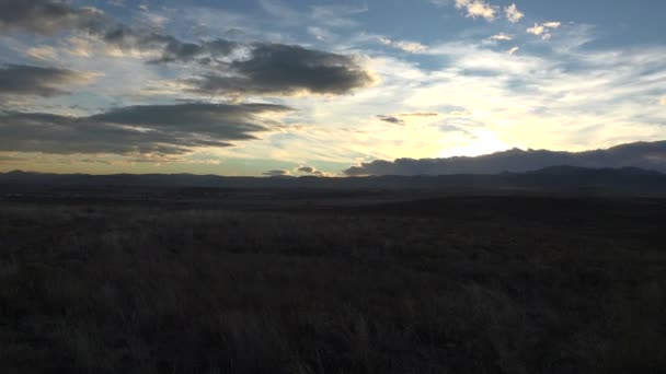 Solnedgången strålar bergskedja — Stockvideo