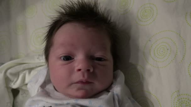 Schattige baby tong uitsteekt — Stockvideo