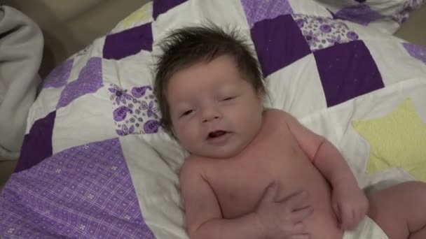 Bebé recién nacido sospechoso — Vídeo de stock