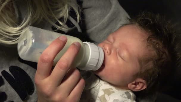 Baby voeding uit melk fles — Stockvideo