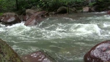 Kayalar üzerinde dalgalanan su