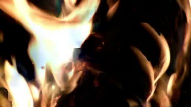 Hızlı yanan kamp ateşi