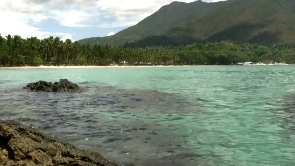 Arrecifes ribereños con montaña — Vídeos de Stock