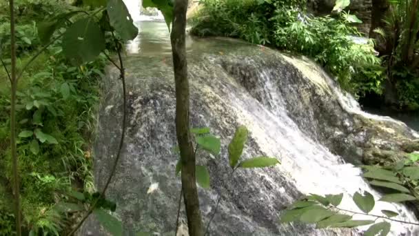 表示岩の滝 — ストック動画