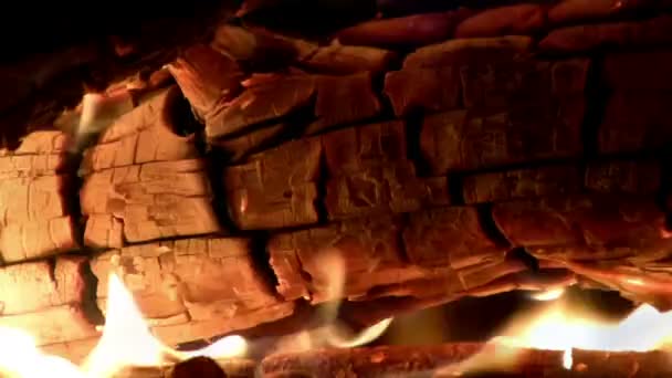 Burning ember uhlí na táborák — Stock video