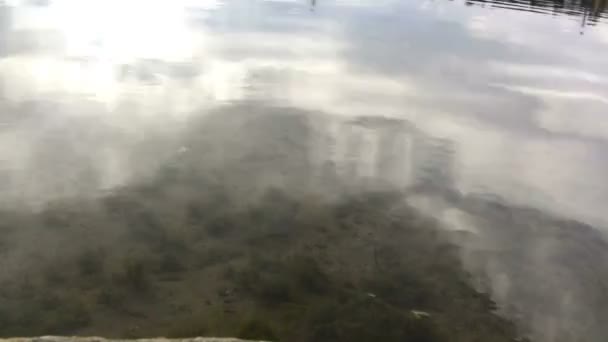 Lake met wolken in reflectie — Stockvideo