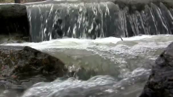 Wasserfall breitet sich aus — Stockvideo