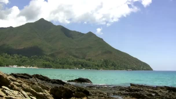 Reefs shore with mountain — Stock Video