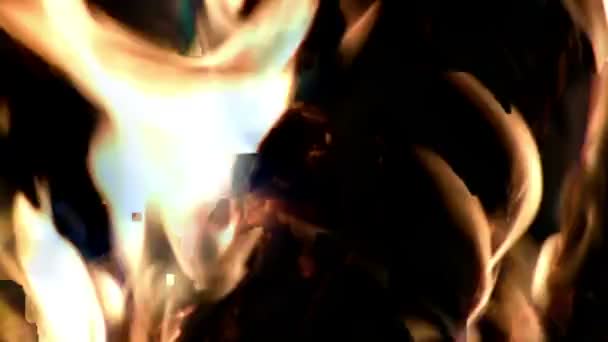 Feu de camp brûlant rapidement 