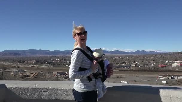 Bebek taşıyıcı rüzgarlı gün — Stok video