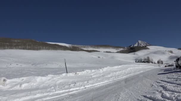 Snowshoeing macera bekliyor — Stok video