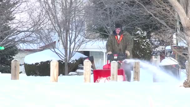 男 Snowblowing 歩道 — ストック動画