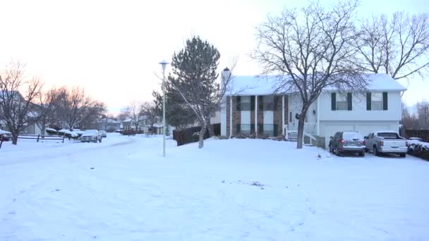 Bairro subúrbio em dias de neve — Vídeo de Stock