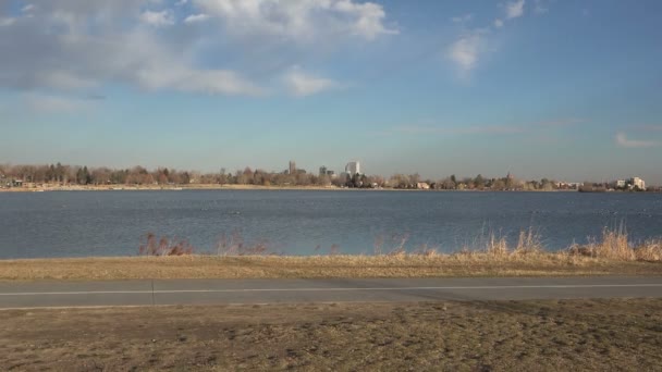 Ciclista en frente del lago escénico — Vídeos de Stock