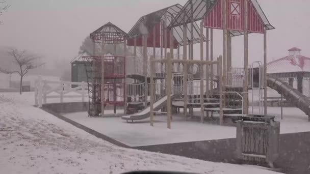 Parque infantil lleno de nieve — Vídeo de stock