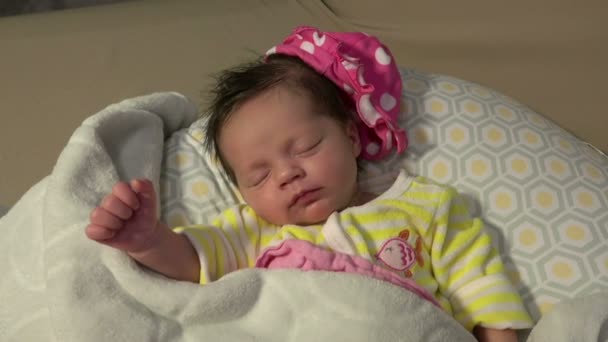 Szép alvó baba — Stock videók