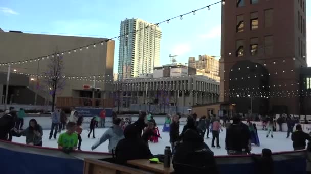 アイス スケート リンクの人々 でいっぱい — ストック動画