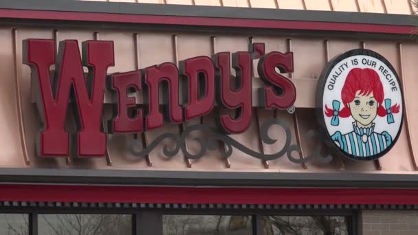 Restauracja oferuje hamburgery Wendy — Wideo stockowe