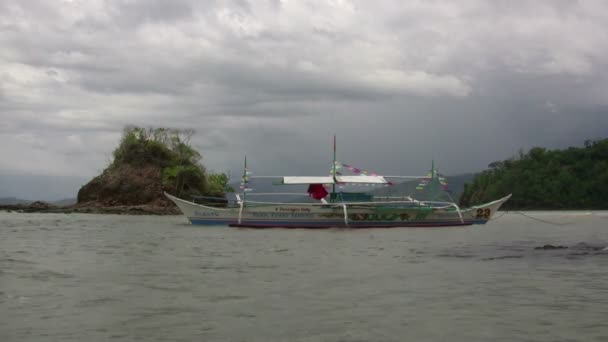 Barco perto da ilha — Vídeo de Stock