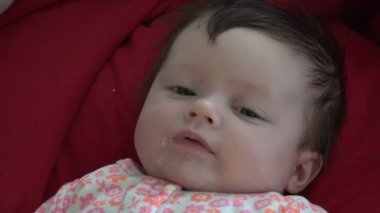 Süt Curl ile bebeğin yüzünde