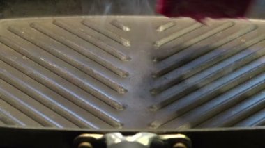 Grillpan üzerinde Külbastı koyarak