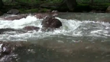 Büyük taş koşuşturma oluşturur