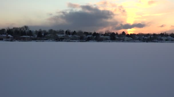 Zamrzlé jezero v západu slunce — Stock video