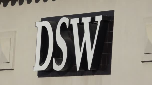 Экстерьер магазина DSW — стоковое видео