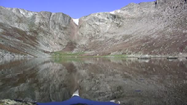 Episka alpina Glacier Lake reflektion — Stockvideo