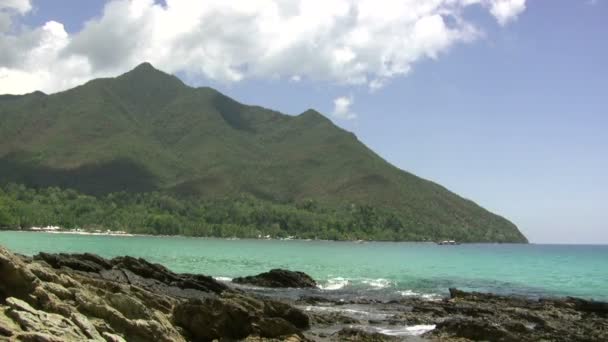 Vatten mellan den steniga stranden — Stockvideo