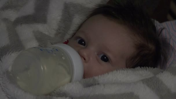 Alimentación del bebé en la oscuridad — Vídeos de Stock