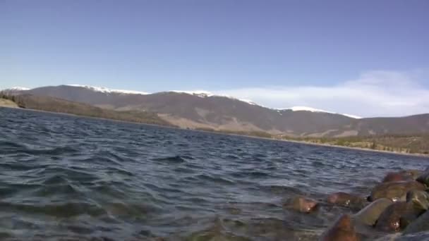 Lac rivage dans les montagnes 