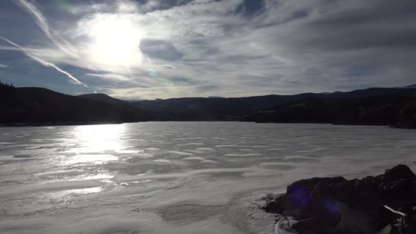 Paisaje del lago alpino congelado — Vídeos de Stock