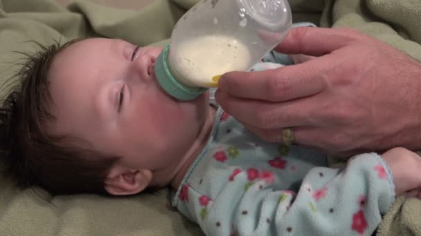 Младенец падает спать во время кормления — стоковое видео