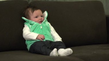 Kanepede oturan bebek