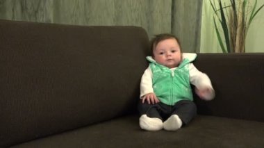 Kanepede oturan bebek