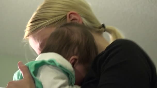 Mutter beruhigt Baby in den Armen — Stockvideo