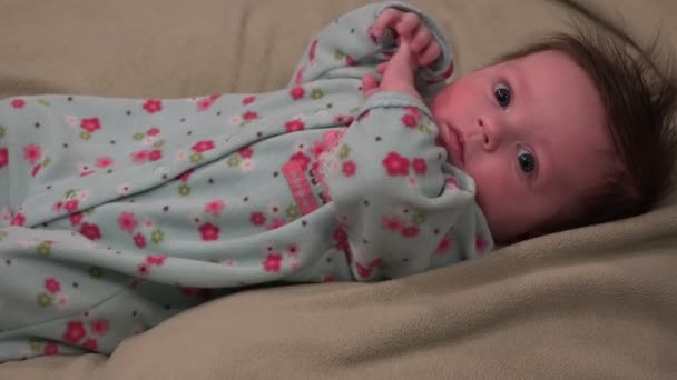 Un bebé descansando en la cama — Vídeo de stock