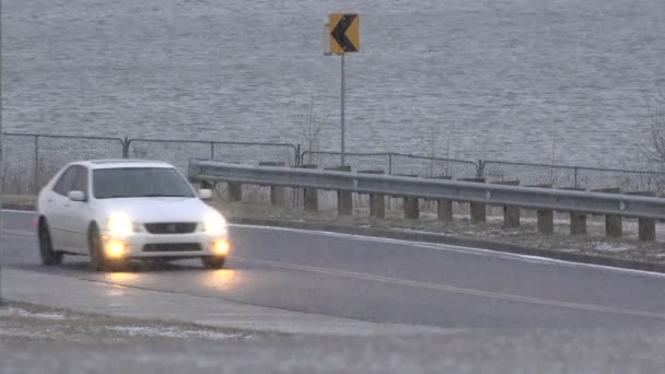 在冰雹风暴通行证的车 — 图库视频影像