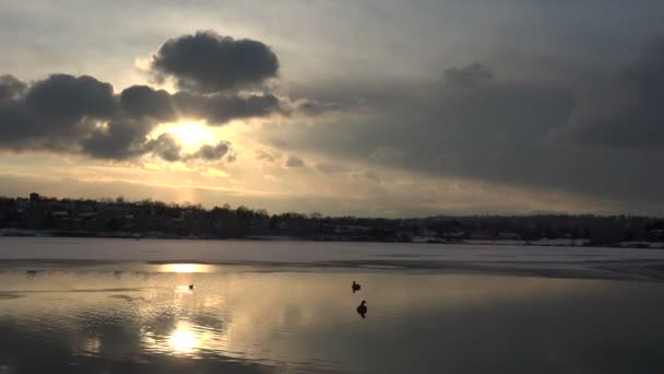 Solen går ned over søen – Stock-video