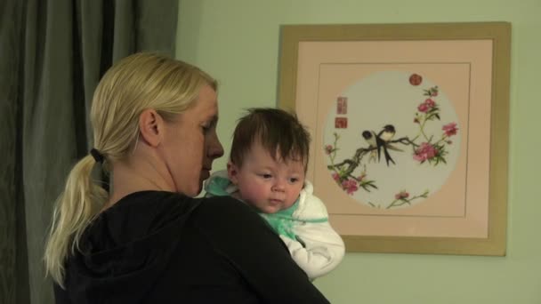 Mutter beruhigt Baby in den Armen — Stockvideo