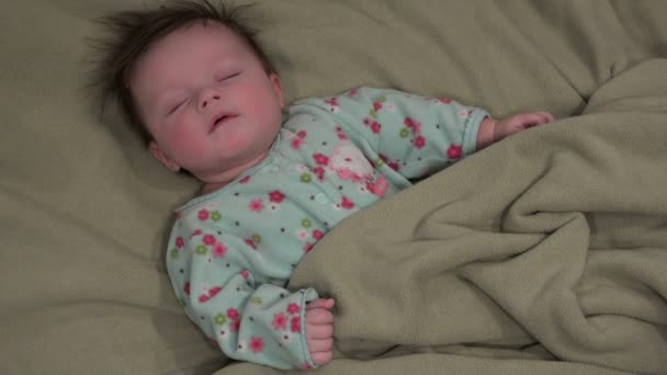 Baby Startles i sömn — Stockvideo