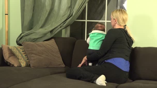 Moeder en baby wachten angstig voor papa — Stockvideo