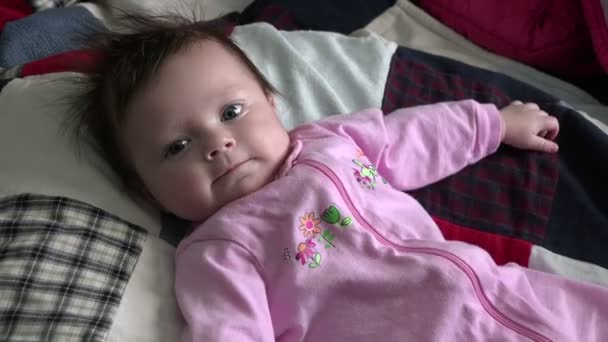 En söt baby att uttrycka sig själv — Stockvideo